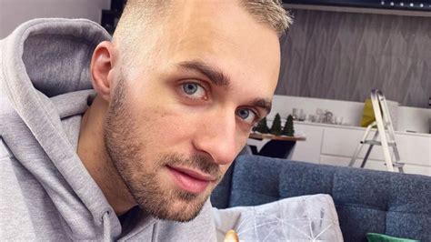 Squeezie Le Youtubeur déclare sa flamme à Lorie et le fait de manière