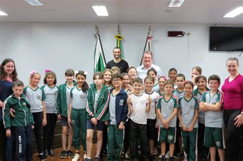 Estudantes Da Escola Municipal Bento Munhoz Visitam O Poder Legislativo