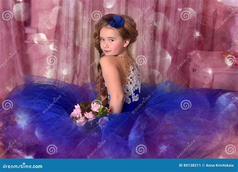 Princesa Nova Em Um Vestido De Noite Azul Rosas E Um Chapéu Azul