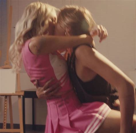 Pin by Sonia illin on Рисование лиц Girlfriend goals Cute lesbian couples Poses