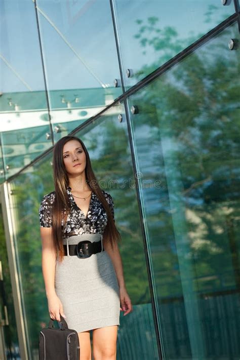Brunette Que Recorre A Lo Largo De La Pared De Cristal Foto De Archivo Imagen De Confidente