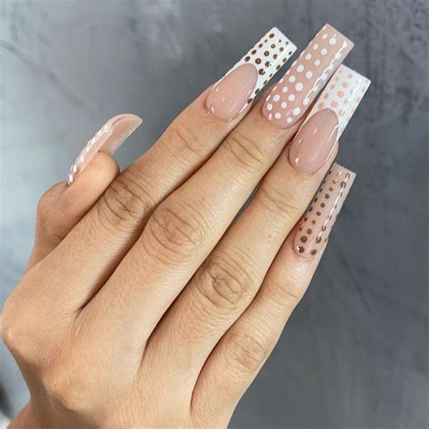 Cách chọn sơn móng màu nude giúp da tay trông trắng sáng