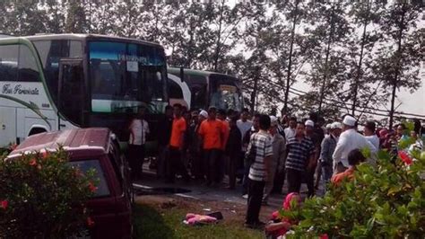 2 Bus Vs 3 Mobil Tol Jakarta Arah Merak Macet 2 Km Berita Otosia