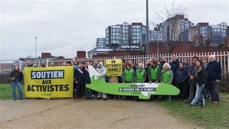 Avion repeint en vert à Roissy des amendes requises contre les