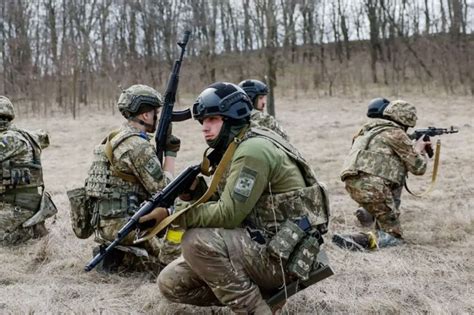 Perkuat Serangan Balasan Terhadap Rusia Ukraina Latih Pasukan