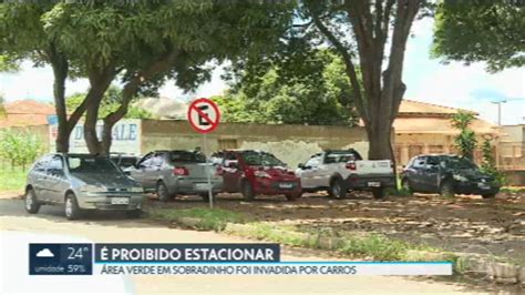 Vídeo Estacionamento irregular está destruindo uma área verde em