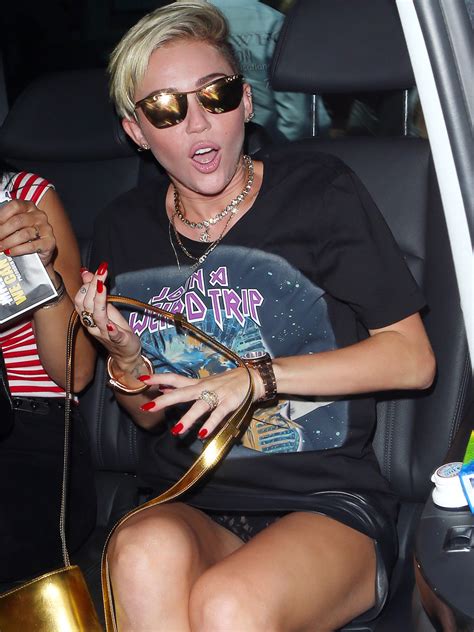 Miley Cyrus se descuida e deixa calcinha à mostra