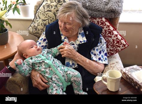 Grande Mère De 102 Ans Qui A Rencontré Son Grand Enfant Pour La