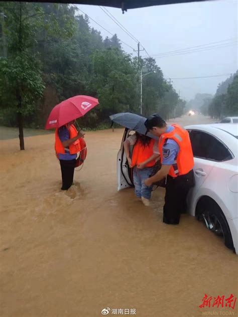 平江：多方救援力量紧急转移洪水围困群众民警新浪财经新浪网