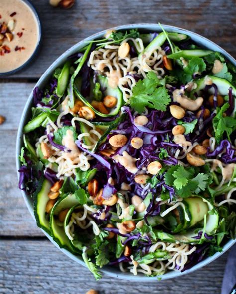 Nudelsalat med kål koriander peanutbutterdressing V FOR VEGETARISK