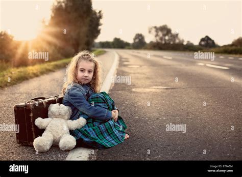 Barfuß Obdachlos Auf Der Strasse Fotos Und Bildmaterial In Hoher Auflösung Alamy