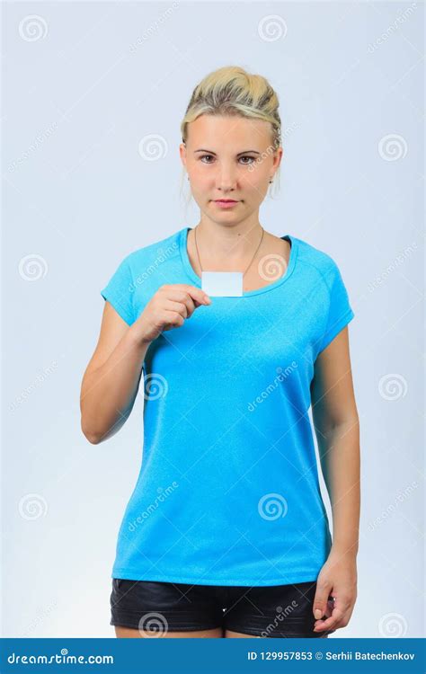 La Jeune Fille Blonde Tient La Carte De Visite Professionnelle De Visite Image Stock Image Du