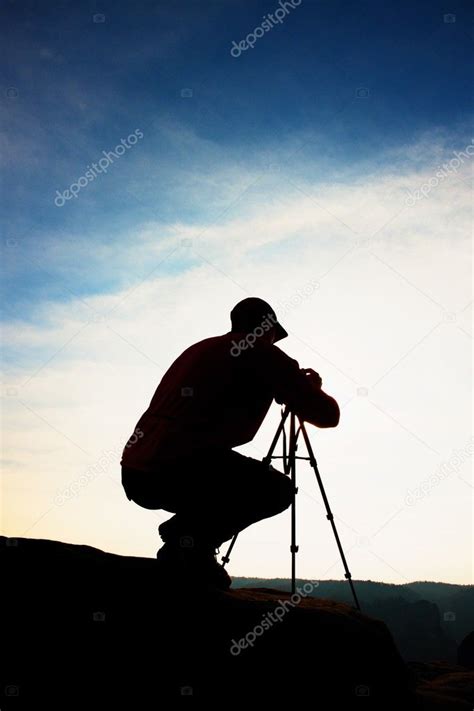 Fotografer Profesional Mengambil Foto Dengan Kamera Di Tripod Di Puncak