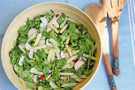 Bunt Gekocht Blattsalate mit frischen Erbsen und weißem Spargel