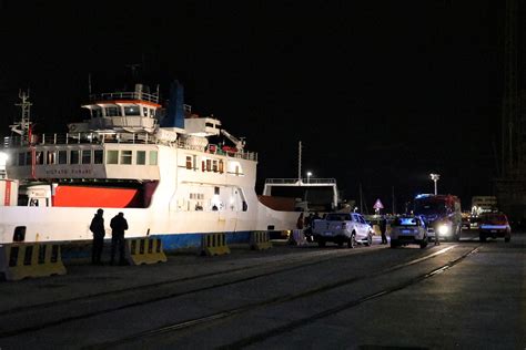 Incendio Su Traghetto Nello Stretto Di Messina Passeggeri Salvati E