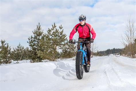 Bicicleta Gorda Bicicleta Gorda Do Pneu Um Homem Novo Que Monta A