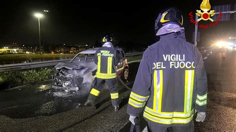 Prende Fuoco Una Panda In Tangenziale Illeso Il Conducente