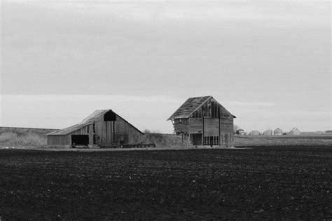 Imagen de blanco y negro cabaña casa rural al aire libre campo