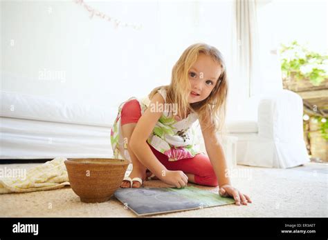 Retrato de niña inocente pintar un cuadro Colegiala sentada en el