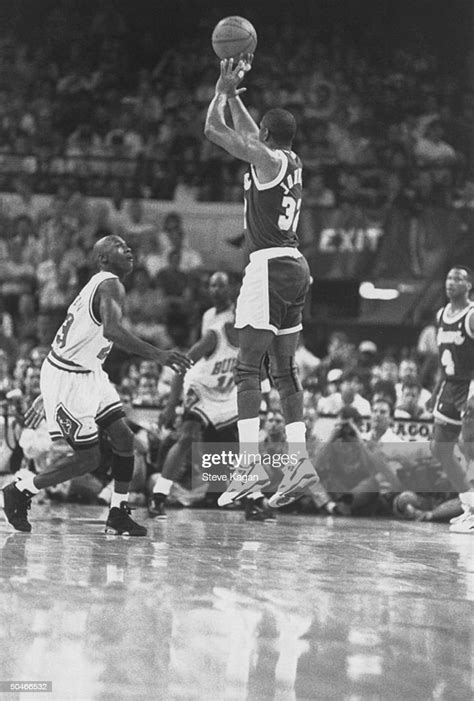 La Lakers Star Magic Johnson Making A Jump Shot As Chicago Bulls