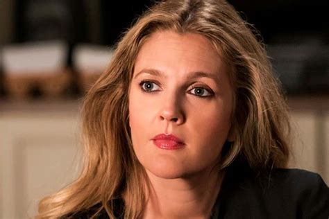 Drew Barrymore Revela Que Est Namorando Ap S Seis Anos Sem Se