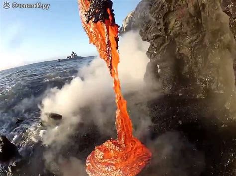 Лава течёт в океан - YouTube