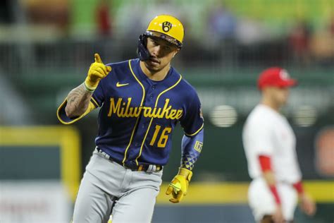 Brewers trade Kolten Wong to Mariners for Jesse Winker - Local News Today