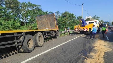 Diduga Alami Rem Blong Truk Fuso Tabrak Dua Kendaraan Lainnya Di Tol