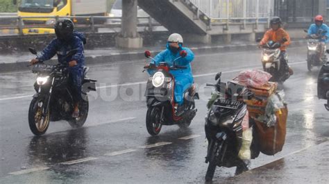 Agar Tak Celaka Ini Tips Berkendara Motor Di Musim Hujan