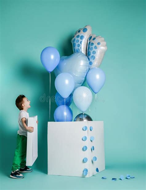 Feliz Niño Riéndose Mira Al Grupo De Globos Azules Para La Fiesta De