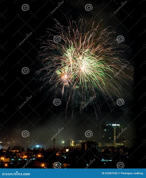 Fuochi D Artificio Brillantemente Variopinti E Saluto Di Vari Colori In