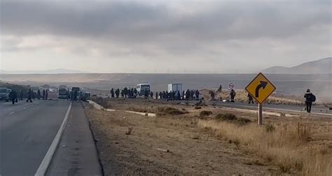 Por bloqueos en carretera La Paz Oruro vehículos toman rutas