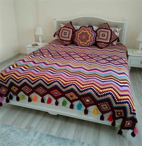 Marvellous New Designs Of Crochet Qureshiya Bedshaeets Knitting