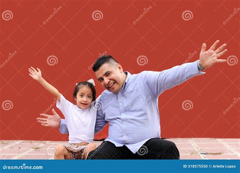 Pai Divorciado Sua Filha Morena Latina Mostra Seu Amor E Celebra O Dia Dos Pais Juntos Foto