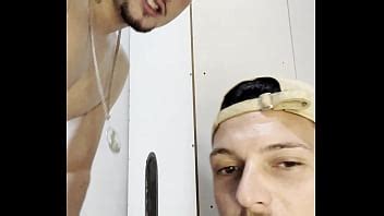 ERICK DIAZ VINO A VENIR A GLORYHOLE Y ME PIDO MAMA FUERA DE LA CABINA FULL IN RED XVIDEOS