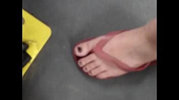 Pequeños pies rubios en havaianas en el autobús XVIDEOS