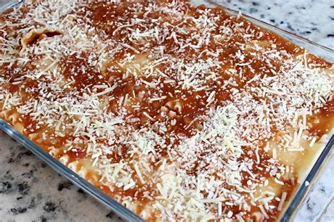 Lasanha de molho branco e molho vermelho deliciosa e fácil de preparar