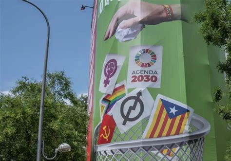 Vox retira su polémica lona tras la orden de la Junta Electoral El Correo