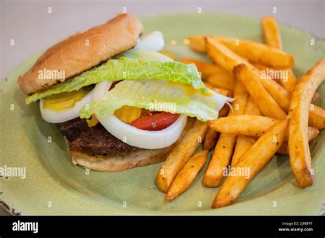 Une Patty Hamburger Cuite Sur Un Petit Pain Avec De La Moutarde De L