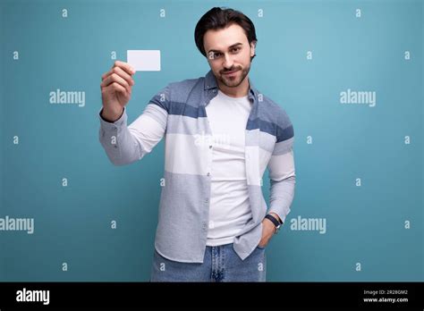 Un Gars De Brunette L Gant Dans Une Apparence Mod Le Tient Une Carte De Paie Pour Faire Du