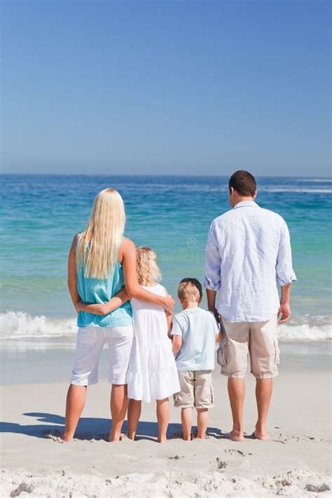 Familia Feliz En La Playa Imagen De Archivo Imagen De Padre 39172959