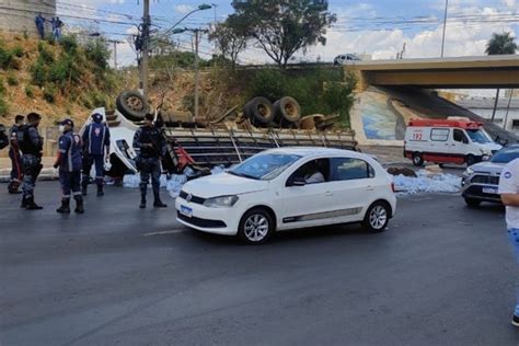 Motorista morre após caminhão tombar na Avenida do CPA veja vídeo