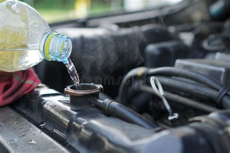 Verter Agua Para El Tanque Del Radiador En El Coche Recalentamiento