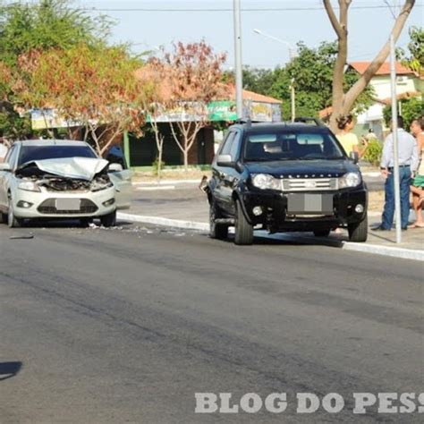 Veículo fica a frente destruída após colidir na traseira de outro