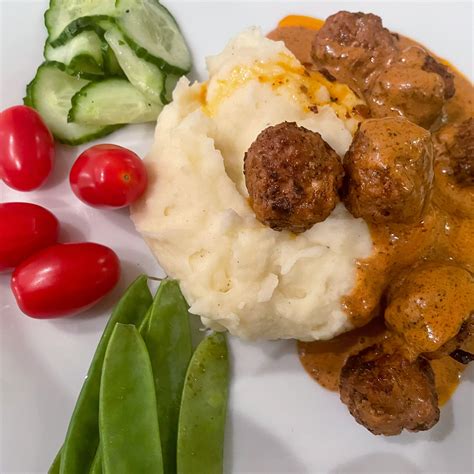 Köttbullar med gräddsås potatismos pressgurka I Vårt Kök