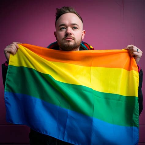 Foto De Un Hombre Sosteniendo Una Bandera Lgbt Foto Premium