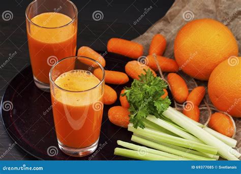 Jugo De Zanahoria Con Apio Y La Naranja Imagen De Archivo Imagen De