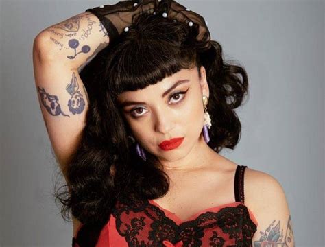 Mon Laferte Presume Sus Canas Y Posa Con Una Blusa Negra Con Coloridas