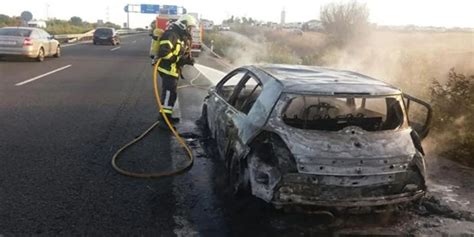 Un espectacular incendio calcina un coche en la autovía Sevilla Utrera