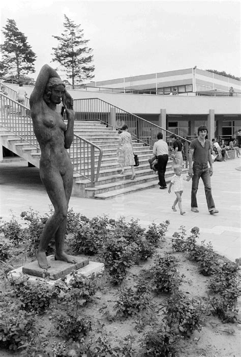 Ddr Fotoarchiv Berlin Bronzefigur Im Strandbad M Ggelsee In Berlin